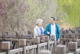 老年夫妇在户外