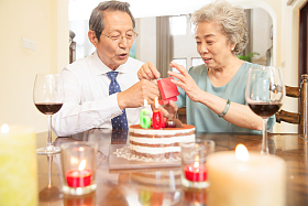老年夫妇庆祝钻石