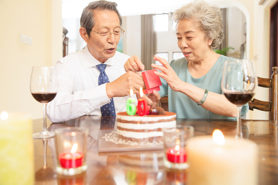 老年夫妇庆祝钻石 老年夫妇庆祝钻石