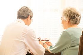 老年夫妇喝红酒照片