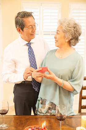 老年夫妇庆祝钻石婚图片