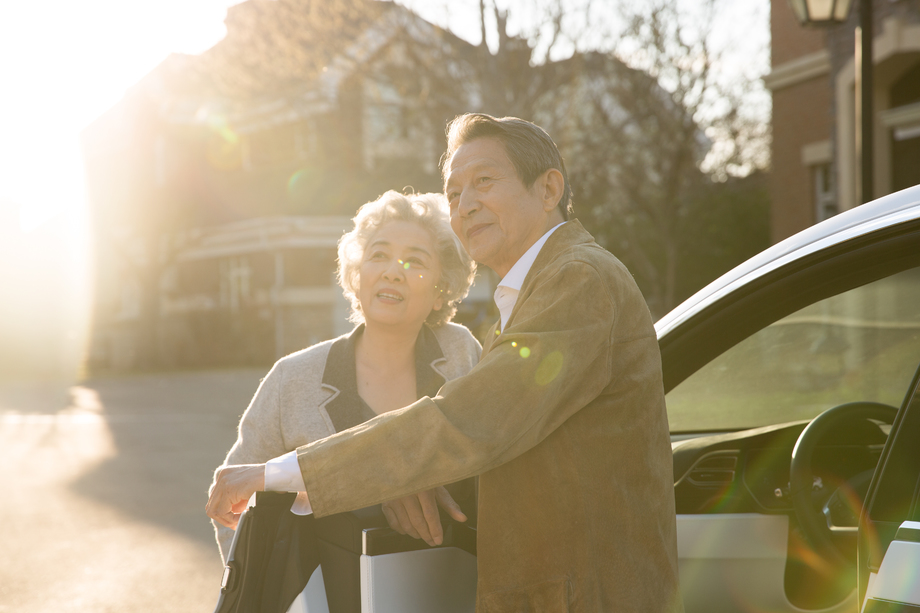 老年夫妇和汽车图片