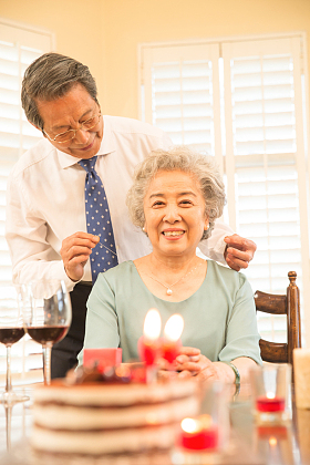 老年夫妇庆祝金婚照片