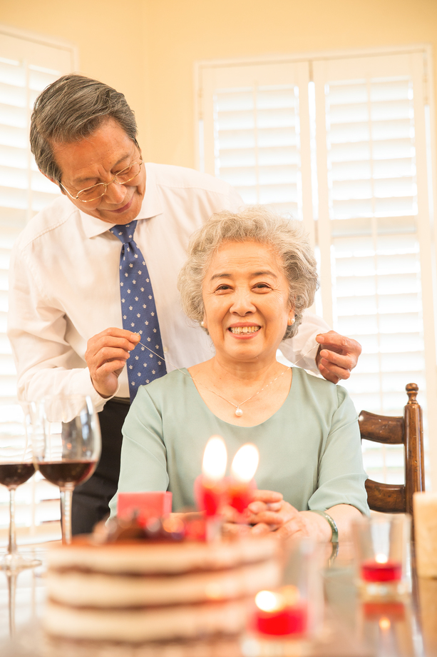 老年夫妇庆祝金婚照片