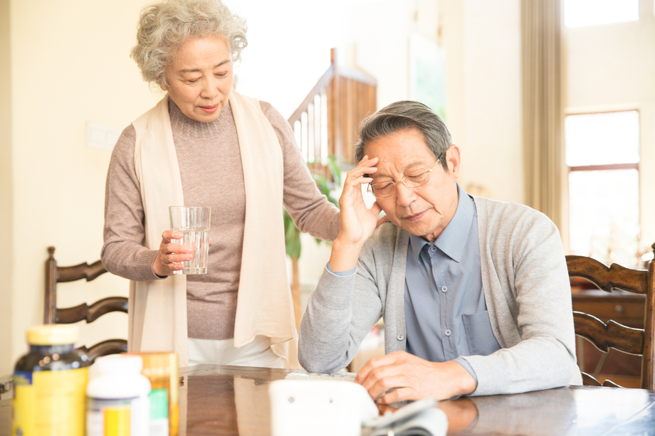 妻子关心丈夫 妻子关心丈夫