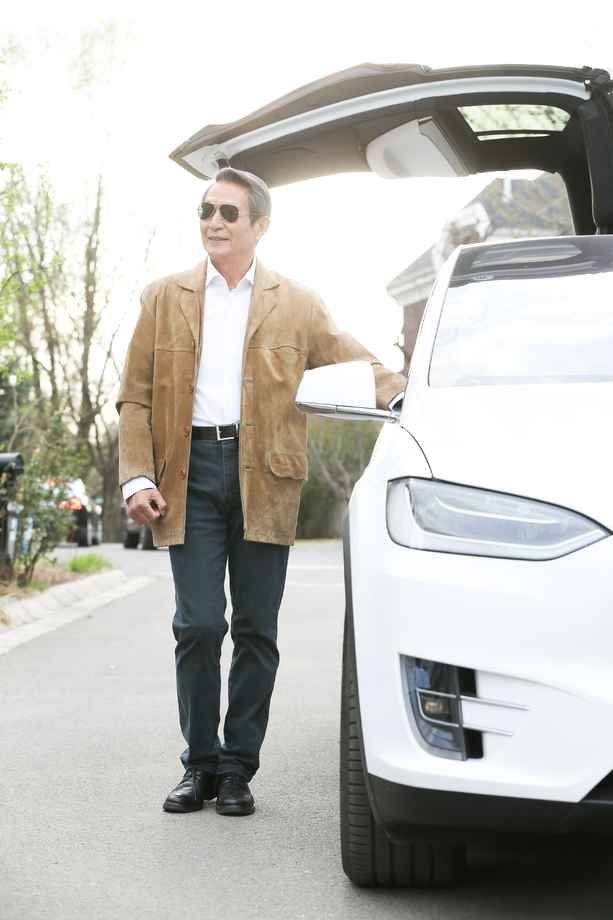 老年男人和汽车图片 老年男人和汽车图片