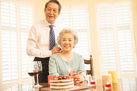 老年夫妇庆祝金婚照片