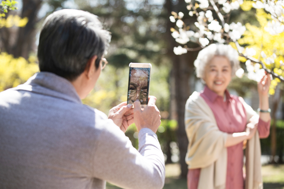 丈夫在为妻子拍照图片 丈夫在为妻子拍照图片