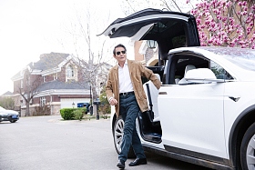 老年男人和汽车图片