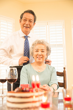 老年夫妇庆祝金