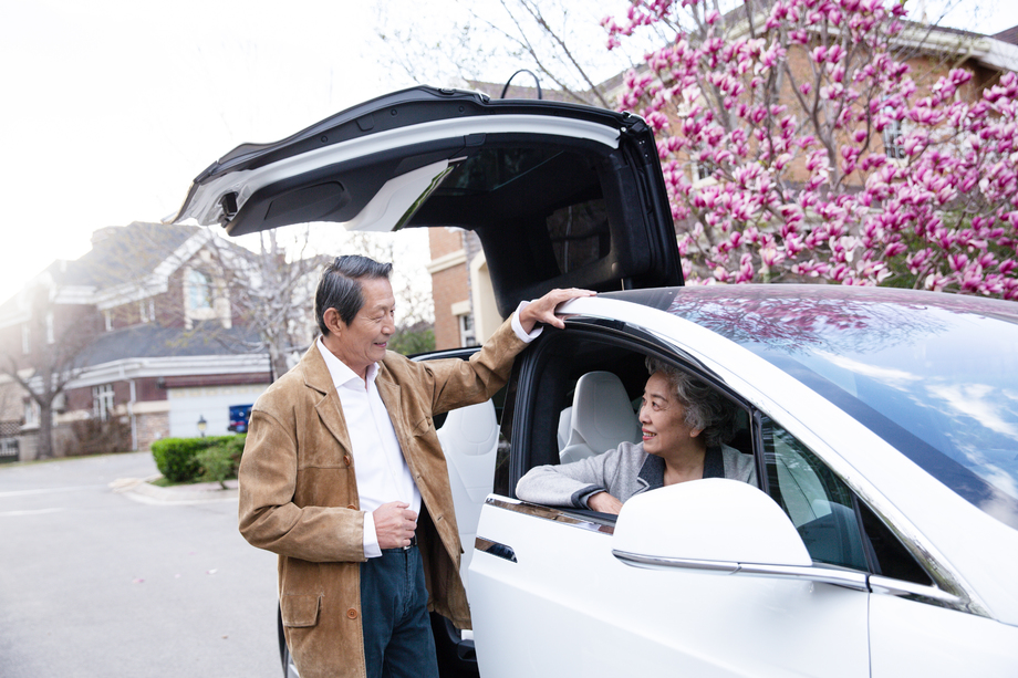 老年夫妇驾车 老年夫妇驾车