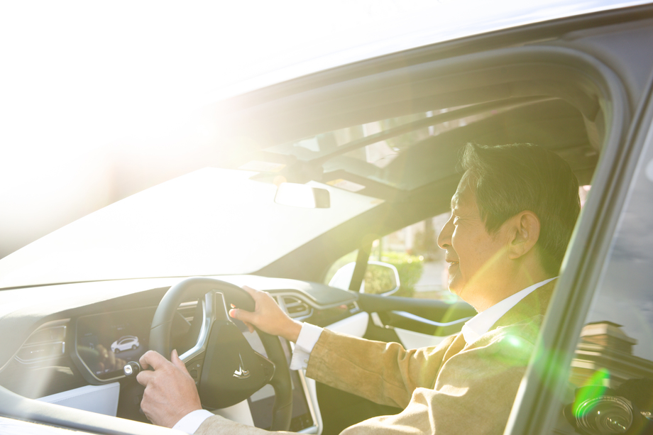 老年男人和汽车 老年男人和汽车