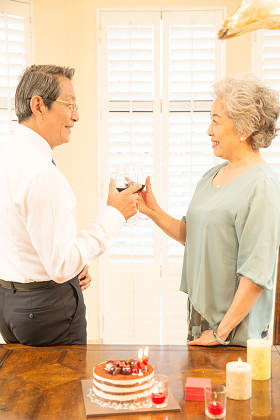 老年夫妇庆祝金