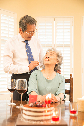 老年夫妇庆祝金