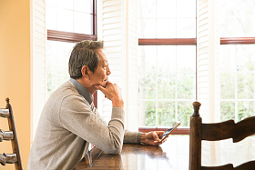 老年男人独处图片