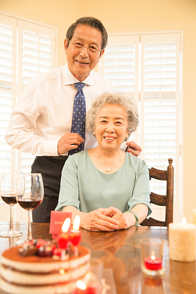 老年夫妇庆祝金