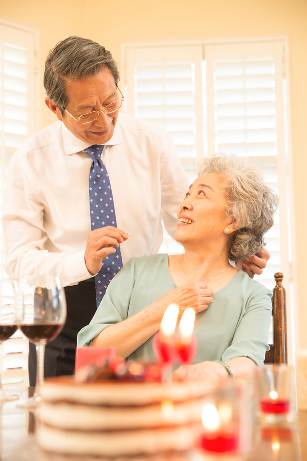 老年夫妇庆祝金婚图片