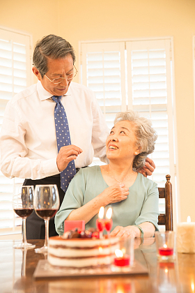 老年夫妇庆祝金