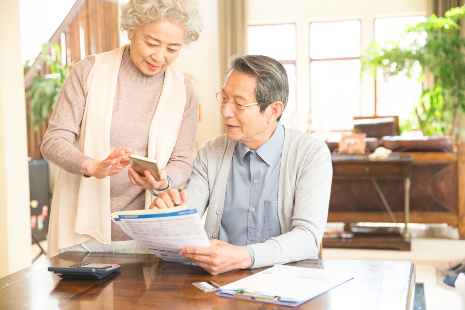 老年夫妇在理财图片 老年夫妇在理财图片