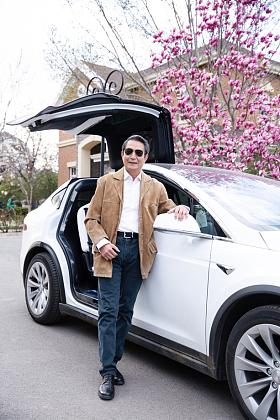 老年男人和汽车图片