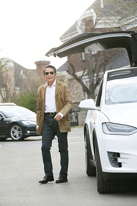 老年男人和汽车