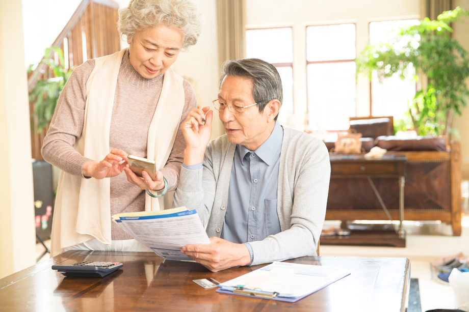 老年夫妇在理财照片 老年夫妇在理财照片