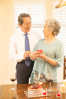 老年夫妇庆祝钻石