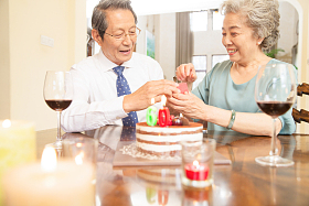 老年夫妇庆祝钻石婚图片