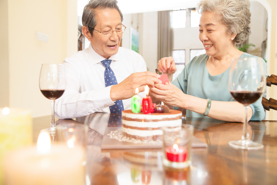 老年夫妇庆祝钻石婚图片