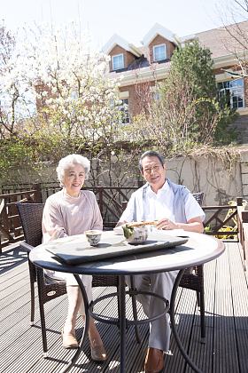 老年夫妇在庭院喝茶图片