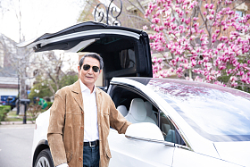 老年男人和汽车