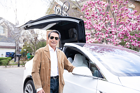 老年男人和汽车图片