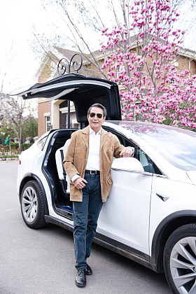 老年男人和汽车图片