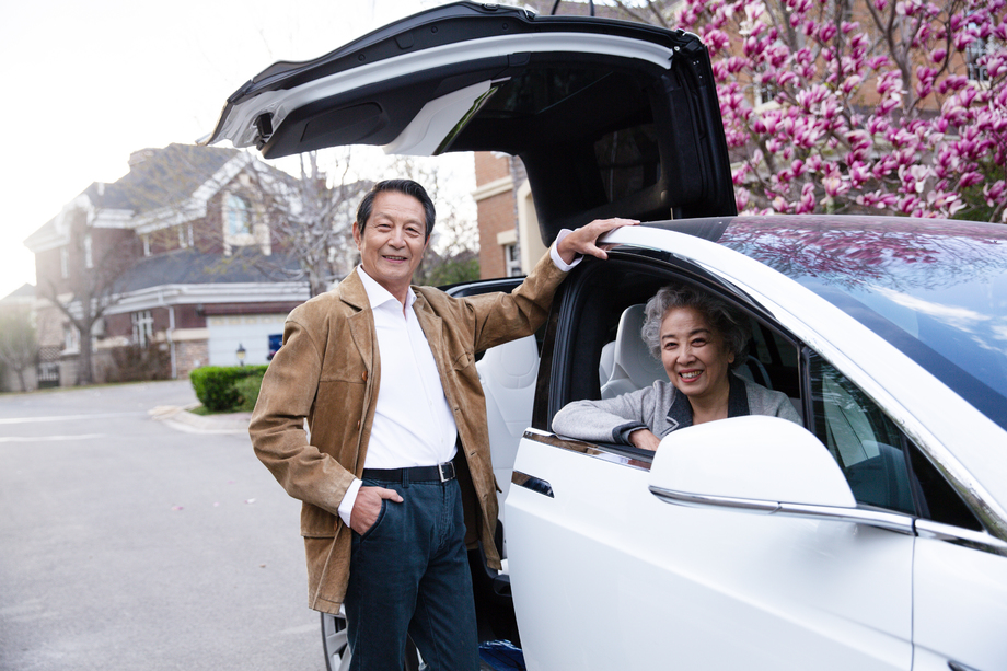 老年夫妇驾车 老年夫妇驾车