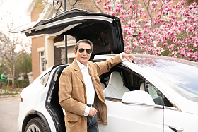 老年男人和汽车图片