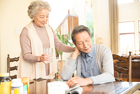 妻子关心丈夫照片