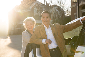 老年夫妇和汽车照片