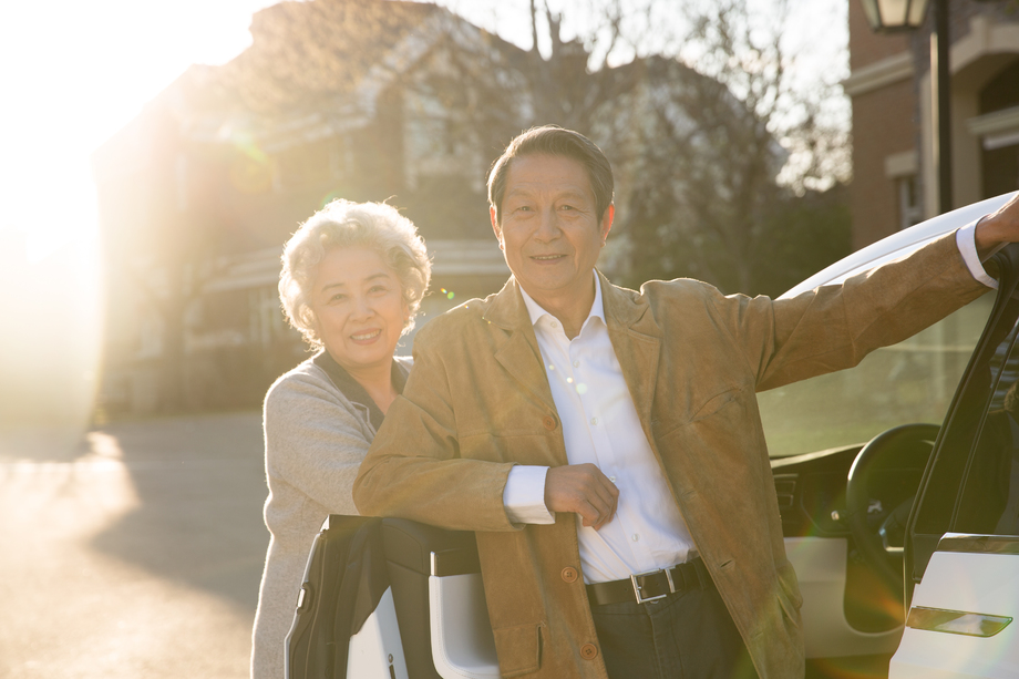 老年夫妇和汽车照片 老年夫妇和汽车照片
