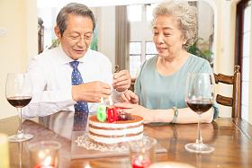 老年夫妇庆祝钻石