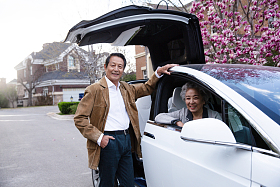 老年夫妇驾车