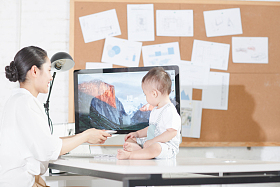 妈妈和宝宝在电脑前图片