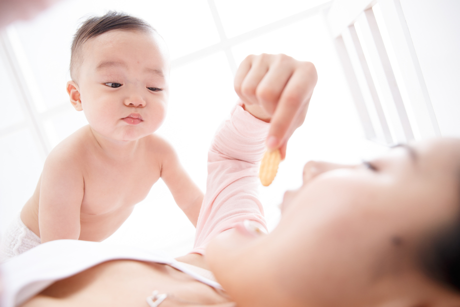 可爱的男婴吃辅食图片
