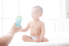 可爱的男婴在喝奶图片