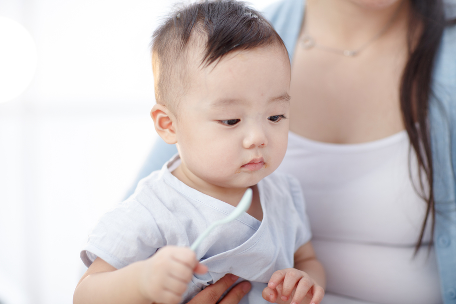母亲和男婴儿图片