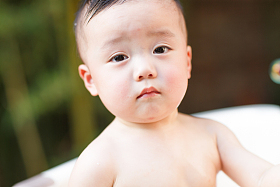 可爱的男婴儿洗澡