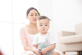 妈妈陪着宝宝客厅玩耍