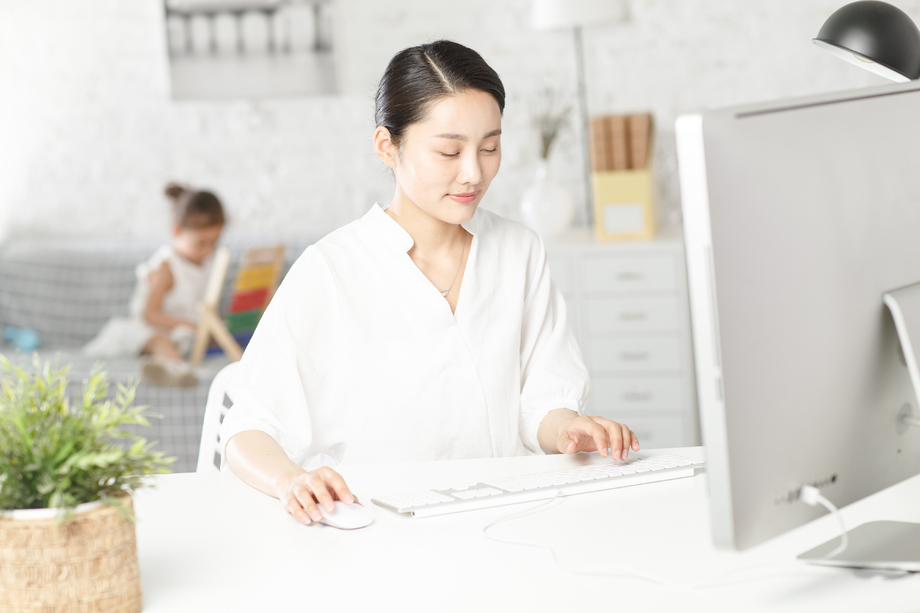 妈妈边工作边陪着女儿图片