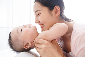 母亲和男婴儿图片