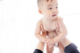 母亲和男婴儿图片