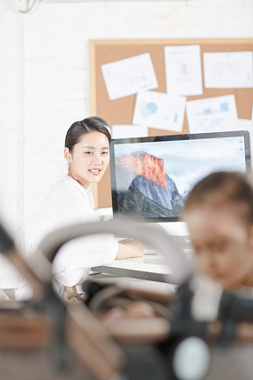 妈妈边工作边陪着女儿